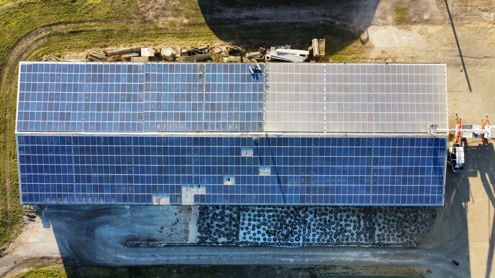Luftaufnahme einer großen Photovoltaik-Dachanlage während der Reinigung