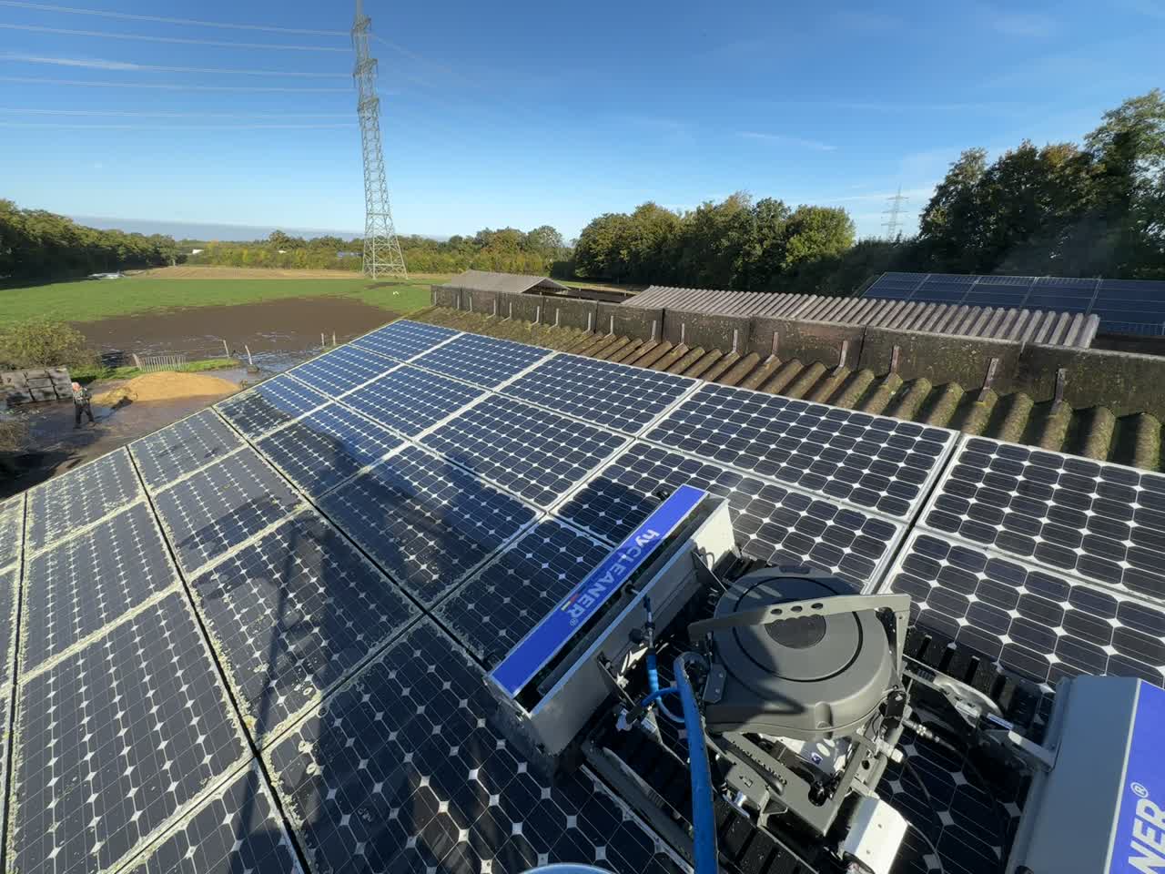 Reinigungsroboter bei der Reinigung mehrerer Reihen einer Photovoltaikanlage