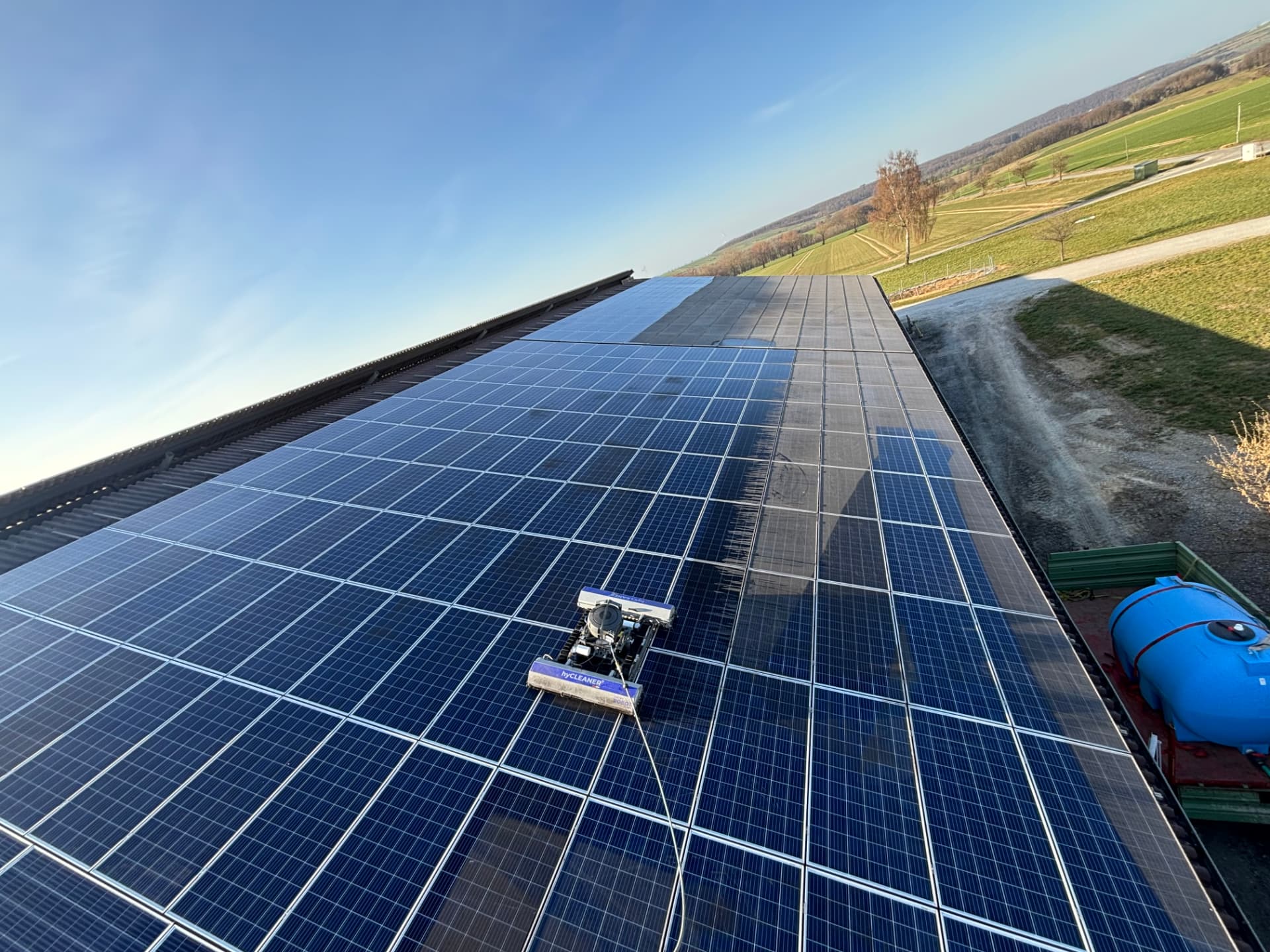 Reinigungsroboter auf einer großen Photovoltaik-Dachanlage
